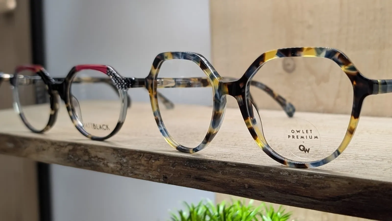 Gafas progresivas de montura carey expuestas en el centro óptico Siente
