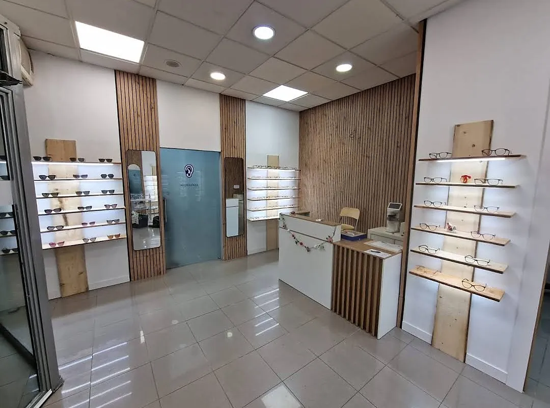 Vista general del interior de Siente con expositores de gafas y la puerta de audiología