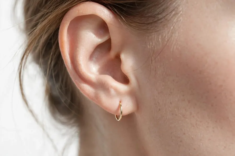 Primer plano de una oreja con un pequeño pendiente